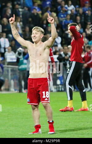 Yes, we can: mit freiem Operkörper feiert Lewis Holtby (Hamburger SV) auf dem Rasen den Klassenerhalt des HSV -  Relegation: KSC - HSV Stock Photo