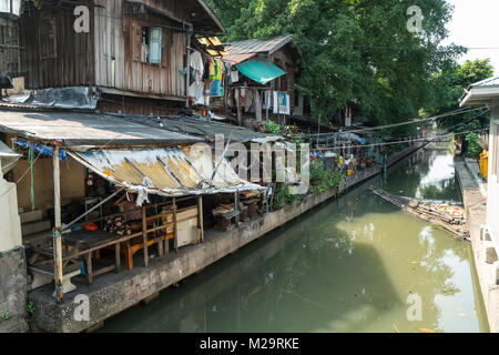 Old typical wooden houses on the Khong Saen Saeb canal in Bangkok Stock Photo