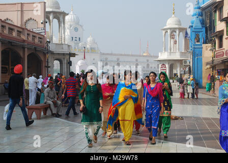 Indian women in traditional Indian dresses, visiting the The Golden Temple in  Amritsar, India Stock Photo