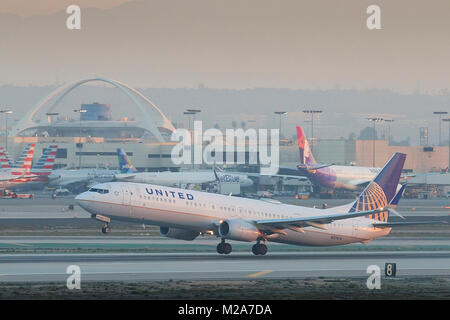 United Airlines Boeing 737-900 Taking Off From Runway 25 Left At Los Angeles International Airport, California, USA. Stock Photo