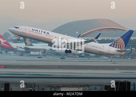 United Airlines Boeing 737-900 Taking Off From Runway 25 Left At Los Angeles International Airport, California, USA. Stock Photo