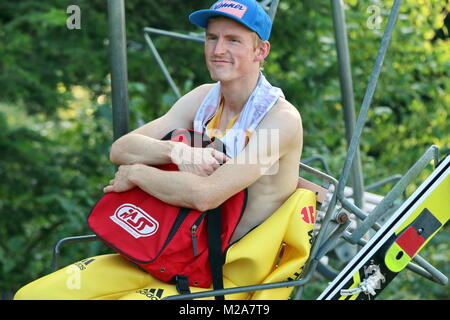 Severin Freund (WSV DJK Rastbüchl) im Lift beim Herren Einzelwettbewerb - FIS Sommer Grand Prix Stock Photo