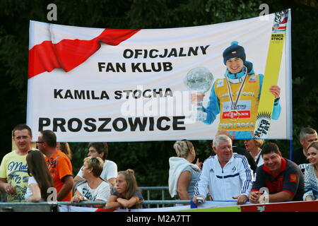 Polnische Fans drücken Kamil Stoch die Daumen - Herren Einzelwettbewerb - FIS Sommer Grand Prix Stock Photo