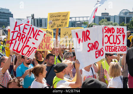 post and dhl employees demonstrate in sight (outside the precincts) of the federal chancellery. with the campaign,the union wants the federal government to its responsibility for the preservation of the uniform supply of the population with postd Stock Photo