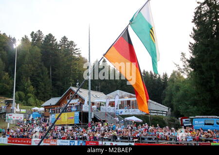 Flagge zeigen hieß es für die Skisprungfans beim Herren Einzelwettbewerb - FIS Sommer Grand Prix Stock Photo