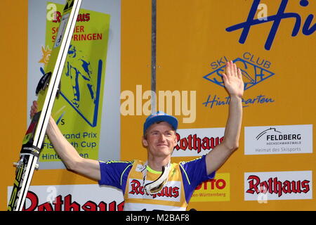 In Jubelpose: Severin Freund (WSV DJK Rastbüchl) beim  Herren Einzelwettbewerb - FIS Sommer Grand Prix Stock Photo