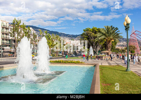 MADEIRA PORTUGAL MADEIRA Funchal tourists wandering past the fountains on the seafront  Promenade in Funchal madeira eu Europe Stock Photo