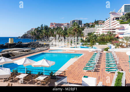 MADEIRA PORTUGAL MADEIRA Hotel pool and sunbathing area of the Royal Savoy hotel Funchal Madeira Portugal eu europe Stock Photo