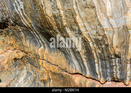 Gesteinsschichten an einem Strand an der Steilküste bei Douarnenez / Bretagne / Frankreich Stock Photo