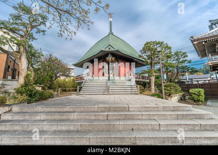 Kamakura, Japan - November 22, 2017 : Ebisu-do Hall of Hongaku-ji Temple  devoted to Ebisu deity of commerce and fishermen, one of the 'Shichifukujin' Stock Photo