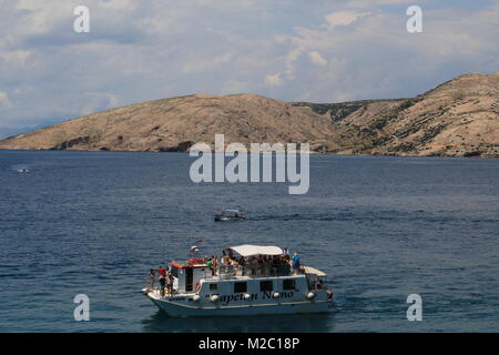 Ausflugsboot in der Bucht von Stara Baska  Kroatien / Hrvatska  / Croatia Stock Photo