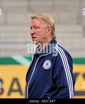 Horst Hrubesch, Trainer U21-Nationalmannschaft, Fußball-Länderspiel in Freiburg: Deutschland vs Frankreich (U 21) Stock Photo