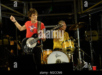 Die Rolling Stones (hier Gitarrist Ron Wood und Drummer Charlie Watts) spielen in Hamburg am 15.08.2007 / Foto: niehaus Stock Photo