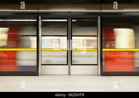 Platform Screen Doors on the London Underground at Canary Wharf Station, London, UK Stock Photo