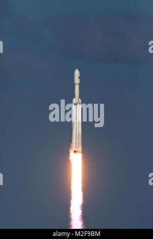 Cape Canaveral, Florida. February 6, 2018 .  A SpaceX Falcon Heavy rocket lifts off into space during a demonstration flight from Launch Complex 39A at Kennedy Space Center February 6, 2018 in Cape Canaveral, Florida. SpaceX successfully launched the world's most powerful rocket which will eventually carry a crew to Mars. Credit: Planetpix/Alamy Live News Stock Photo