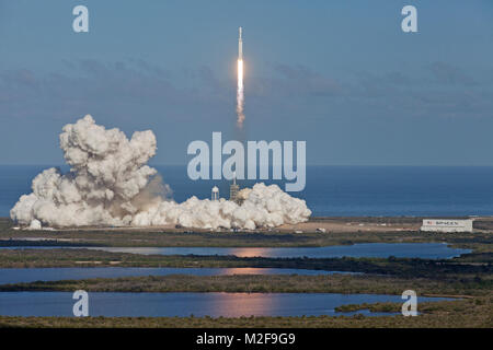 Cape Canaveral, Florida. February 6, 2018 .  A SpaceX Falcon Heavy rocket lifts off into space during a demonstration flight from Launch Complex 39A at Kennedy Space Center February 6, 2018 in Cape Canaveral, Florida. SpaceX successfully launched the world's most powerful rocket which will eventually carry a crew to Mars. Credit: Planetpix/Alamy Live News Stock Photo