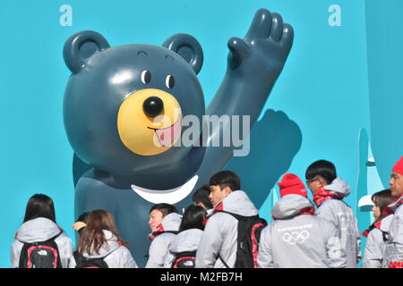 Gangneung, South Korea. 07th Jan, 2018. Helpers walking by the Olympic mascot, Soohorang, in Gangneung, South Korea, 07 January 2018. The Pyeongchang 2018 Winter Olympics take place between 09 and 25 February. Credit: Peter Kneffel/dpa/Alamy Live News Stock Photo