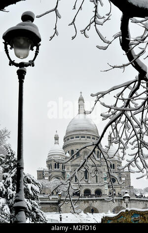 Paris, France. 7th Feb, 2018. Montmartre area under heavy snow on 7th February 2018 Credit: Frédéric VIELCANET/Alamy Live News Stock Photo