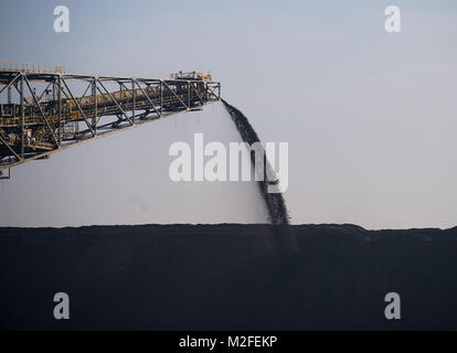 Boxberg, Germany. 07th Feb, 2018. A brown-coal excavator produces lignite at the surface mining Nochten in Boxberg, Germany, 07 February 2018. The LEAG (German energy supplier) operates the four Lausitz opencast mines Jaenschwalde and Welzow-Sued in Brandenburg as well as Nochten and Reichwalde in Saxony. Credit: Monika Skolimowska/dpa-Zentralbild/dpa/Alamy Live News Stock Photo