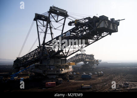 Boxberg, Germany. 07th Feb, 2018. A brown-coal excavator produces lignite at the surface mining Nochten in Boxberg, Germany, 07 February 2018. The LEAG (German energy supplier) operates the four Lausitz opencast mines Jaenschwalde and Welzow-Sued in Brandenburg as well as Nochten and Reichwalde in Saxony. Credit: Monika Skolimowska/dpa-Zentralbild/dpa/Alamy Live News Stock Photo