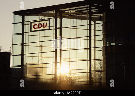 Berlin, Germany. 07th Feb, 2018. The sun shines bright through the party headquarter of Germany's Christian Democratic Union (CDU), the Konrad-Adenauer-Haus, in Berlin, Germany, 07 February 2018. Credit: Gregor Fischer/dpa/Alamy Live News