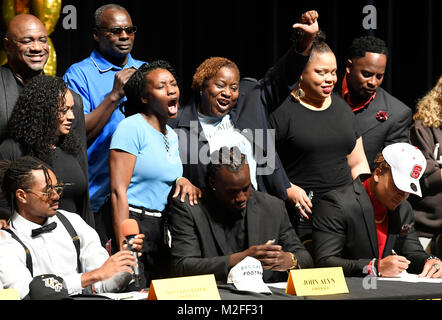Plantation, Florida, USA. 18th Jan, 2018. fl-sp-ah-nsd-20180207-10 Family members celebrate as student athletes from American Heritage sign to colleges during National Signing Day at American Heritage in Plantation Wednesday morning. TAIMY ALVAREZ/SUN-SENTINEL Credit: Sun-Sentinel/ZUMA Wire/Alamy Live News Stock Photo