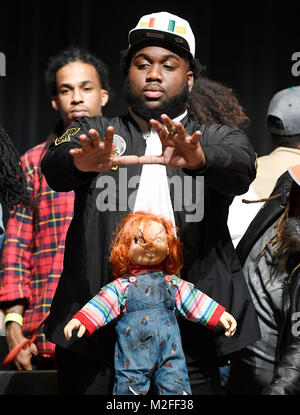 Plantation, Florida, USA. 18th Jan, 2018. fl-sp-ah-nsd-20180207-13 American Heritage four-star defensive tackle Nesta Silvera holds up the U sign after signing with the University of Miami on National Signing Day at American Heritage in Plantation Wednesday morning. TAIMY ALVAREZ/SUN-SENTINEL Credit: Sun-Sentinel/ZUMA Wire/Alamy Live News Stock Photo