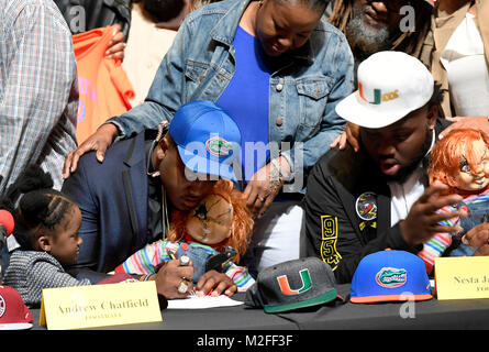 Plantation, Florida, USA. 18th Jan, 2018. fl-sp-ah-nsd-20180207-8 (left) Andrew Chatfield signs with the Univeristy of Florida as his mother, family and Nesta Silvera watch during National Signing Day at American Heritage in Plantation Wednesday morning. TAIMY ALVAREZ/SUN-SENTINEL Credit: Sun-Sentinel/ZUMA Wire/Alamy Live News Stock Photo