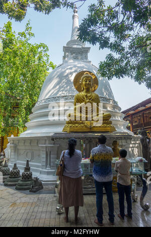 Sri Lanka, Colombo, Gangaramaya temple, prayer to Buddha Stock Photo