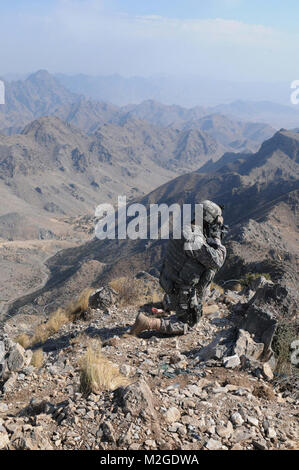 A U.S. Army cavalry scout assigned to 1st Squadron, 108th Cavalry Regiment, Task Force Mountain Warrior recons the Safid Kho Mountain Ranges. The Afghanistan/Pakistan valley is a natural border for the treacherous terrain. The Afghan border police and Georgia Guardsmen conducted two aerial operations to the outposts located in Nazyan reinforcing border security and confidences alongside their Afghan partners. (U.S. Army photo by Sgt. Tracy J. Smith, 48th IBCT Public Affairs) Georgia Guardsman recons the Afghanistan  Pakistan valley by Georgia National Guard Stock Photo