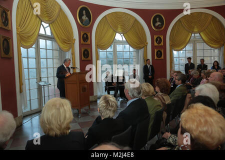 Klaus Wowereit hält eine Rede bei der Eroeffnung zur Ausstellung -Gestalten, Benutzen, Sammeln. 250 Jahre Porzellan aus der Königlichen Manufaktur - in Berlin, 18.09.2013 Stock Photo