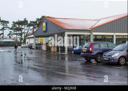 7 February 2018 customers cars parked in the Lidl Supermarket car Stock