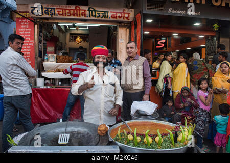 Snack seller in the bazaar of Jodhpur, Rajasthan, India Stock Photo