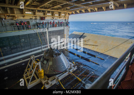 180118-N-UG232-004 PACIFIC OCEAN (Jan. 18, 2018) U.S. Navy Sailors with NASA and Naval Sea Systems Command employees prepare to deploy the Orion test article on board the San Antonio Class amphibious transport dock USS Anchorage (LPD 23). Anchorage is underway to support NASA's Orion spacecraft Underway Recovery Test 6 (URT-6). (U.S. Navy Combat Camera photo by Chief Mass Communication Specialist Martin Wright) Stock Photo