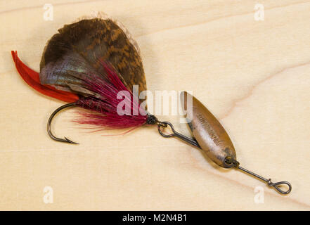 Orange Bucktail Hairwing streamer fly Hook: Mustad-Double Fly ball