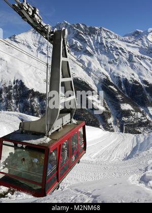 Winter scenes in the snowsports resort of Zinal in the Valais canton of Switzerland. Cable car from Zinal to the slopes at Sorebois scenes in the snow Stock Photo