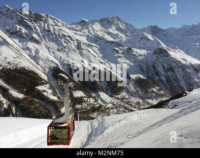 Winter scenes in the snowsports resort of Zinal in the Valais canton of Switzerland. Cable car from Zinal to the slopes at Sorebois Stock Photo