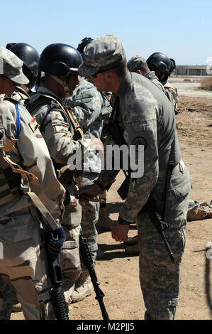 NUMANIYAH, Iraq – Soldiers of the 8th Iraqi Army Division charge their ...