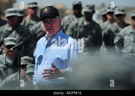 Secretary of Defense Robert Gates speaks with Soldiers from the 4th ...