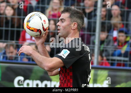Marc Torrejon (Freiburg) beim Einwurf, Fussball: 2. BL 15-16: 19. Sptg.: SC Freiburg vs 1860 München Stock Photo