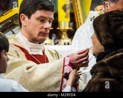 Kiev, Ukraine. 7th February, 2018. The priest consecrate the believers. — In the Cathedral of St. Alexander of Kiev, the celebration of St. Maron's Day was held. Maron was a 4th-century Christian monk in the Taurus Mountains who followers, after his death, founded in the Maronite Church.  This event was held thanks to the efforts of the Lebanon diaspora of Ukraine under the auspices of o Gugerotti. Credit: Igor Golovnov/Alamy Live News Stock Photo