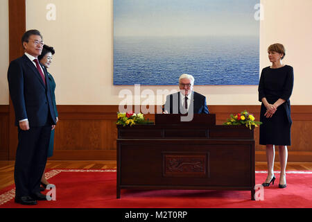 Seoul, South Korea. 08th Feb, 2018. German President Frank-Walter Steinmeier (2nd from right) and his wife Elke Buedenbender (R) being received by South Korea President Moon Jae-in (L) and his wife, Kim Jung-sook, in Seoul, South Korea, 08 February 2018. Credit: Maurizio Gambarini/dpa/Alamy Live News Stock Photo