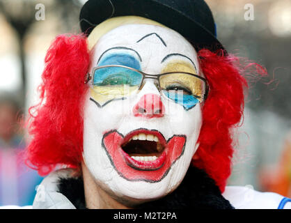 Duesseldorf, Germany. 08th Feb, 2018. A clown celebrating Weiberfastnacht in front of city hall in Duesseldorf, Germany, 08 February 2018. Credit: Roland Weihrauch/dpa/Alamy Live News Stock Photo