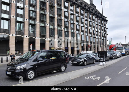 London, UK. 8th Feb, 2018.  Traffic in Westminster. Drivers in London travel at an average of less than 13mph during peak time and lost an average of 74 hours - more than three days - stuck in traffic in 2017, an hour more than in 2016 according to The Inrix Traffic Scorecard, the largest ever study of congestion.    Credit: Stephen Chung / Alamy Live News Stock Photo