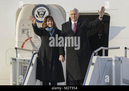 Songtan, Gyeonggi, South Korea. 8th Feb, 2018. United States Vice President MIKE PENCE and KAREN PENCE arrive at Osan military air base. Vice President Mike Pence is pushing South Korea to adopt a more hawkish stance toward the North, as he arrived in the country Thursday ahead of the Winter Olympics. Credit: Ryu Seung Il/ZUMA Wire/Alamy Live News Stock Photo