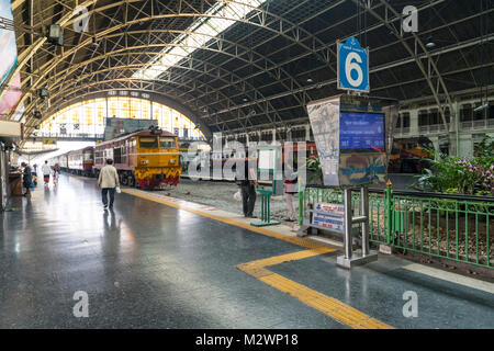 the train platforms at the Hualamphong Railway station in Bangkok Stock Photo