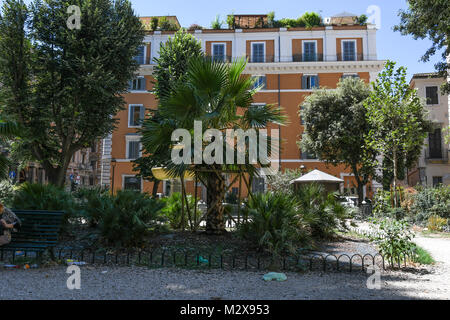 Rubbish amongst the back streets of Rome Stock Photo - Alamy