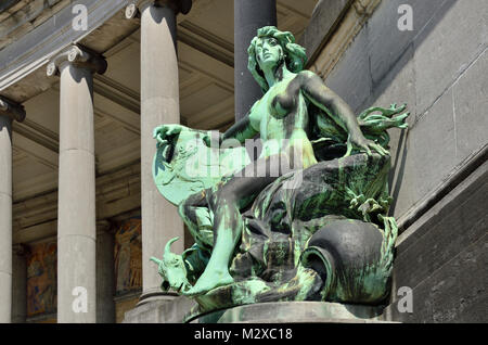 Brussels, Belgium. Parc du Cinquantenaire / Jubelpark. Arc du Cinquantenaire / Triumphal arch (1905) Statue: 'Namur' by Guillaume de Groot Stock Photo