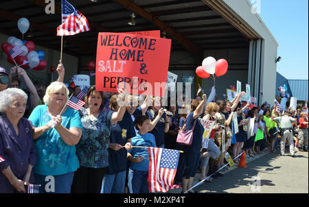 BATON ROUGE, La. – Friends and family welcome home the Louisiana National Guard’s 926th Engineer Company ending a 365-day deployment in Afghanistan at the Baton Rouge Metropolitan Airport in Baton Rouge, La., April 14. The Baker-based unit, with approximately 100 Soldiers, conducted route clearance and combat-engineer operations to maintain safe travel for United States Forces – Afghanistan and ISAF Forces in support of Operation Enduring Freedom. (U.S. Army photo by Staff Sgt. Denis B. Ricou, Louisiana National Guard Public Affairs Office / Released) BATON ROUGE, La.  u2013 Friends and family Stock Photo