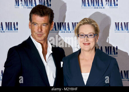 Pierce Brosnan & Meryl Streep beim Photo Call  'Mamma Mia -The Movie- im Berliner Hotel Adlon im kleinen Wintergarten Stock Photo